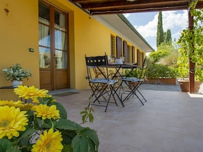 Pflanze, Tabelle, Gebäude, Möbel, Fenster, Blume, Veranda, Interior Design, Schatten, Blumentopf