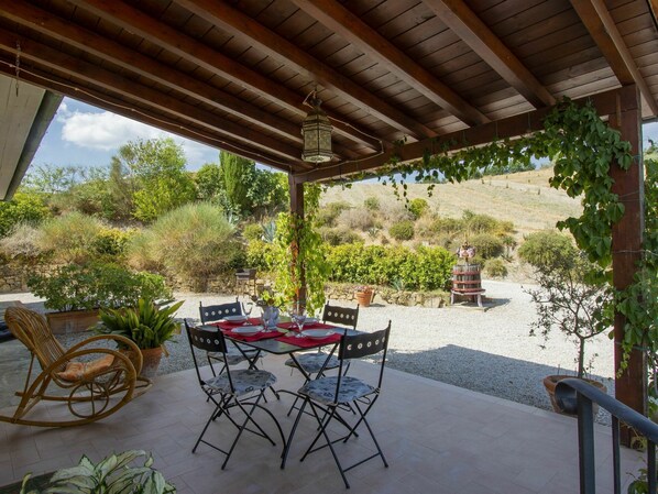 Pflanze, Möbel, Eigentum, Tabelle, Tisch Im Freien, Stuhl, Schatten, Blumentopf, Gartenmöbel, Interior Design