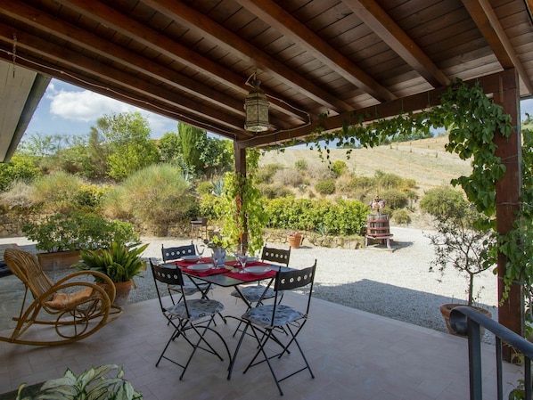 Pflanze, Möbel, Eigentum, Tabelle, Tisch Im Freien, Stuhl, Schatten, Blumentopf, Gartenmöbel, Interior Design