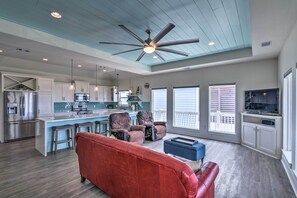 Living Room | Deck Access | Smart TV | Board Games