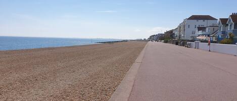 Beach at Hythe 1 minute walk !