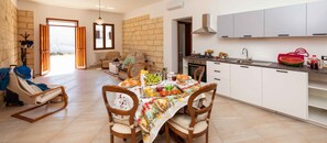 ENTRANCE - LIVING ROOM - KITCHEN / INGRESSO - SOGGIORNO - COTTURA 4