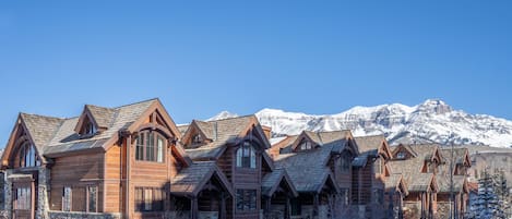 1.01-mountain-village-aspens-at-courcheval-exterior