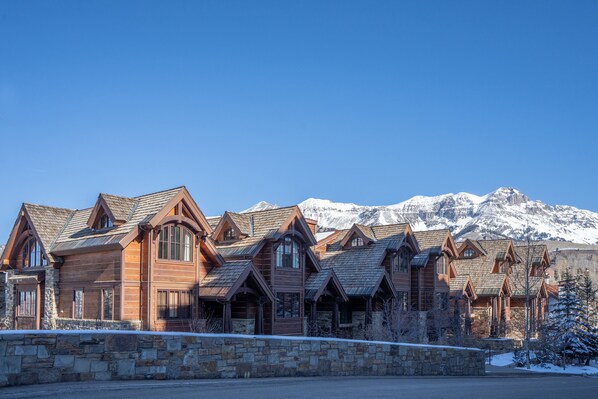 1.01-mountain-village-aspens-at-courcheval-exterior