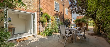 Ivy Cottage, Docking: The enclosed courtyard