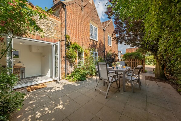 Ivy Cottage, Docking: The enclosed courtyard