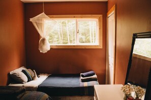 Bedroom with 2 twin beds