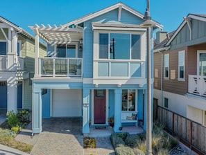 Built in 2017 and lovingly maintained. Best ocean/city views of Monterey Bay!