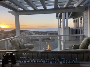 Welcome to the beach!Watch the boats,whales,wildlife & parasailing from home!