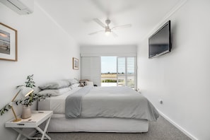 Master bedroom: queen bed, Netflix, sea view