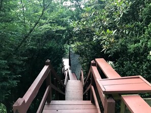 The stairs leading from the driveway down to the cabin immediately provide with a sense of solitude and relaxation. 