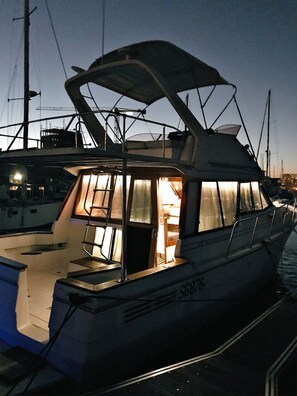 Le bateau vue de l'extérieur de nuit