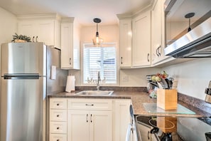Kitchen | Fully Equipped w/ Cooking Basics