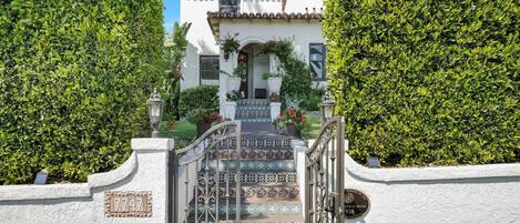 Cute stunning Gated Entrance