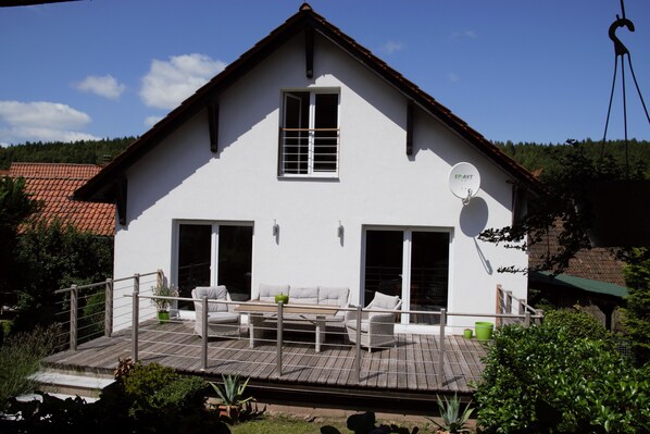 Terrasse mit Garten und Waldblick
