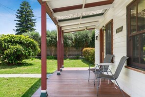 Your memorable holiday begins immediately upon arrival at ‘Sunset Cottage’. You will instantly feel welcome as you enter the white picket fence and follow the garden path to the picturesque full-length front veranda. 