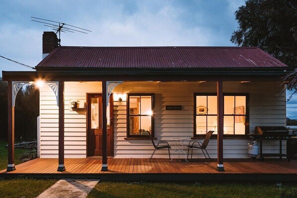Sunset Cottage, a lovingly restored 1890s Miners Cottage in the heart of Portarlington