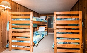 Elevation Vacation Rentals - Land's End 4 -Bunk Room with Twin Beds