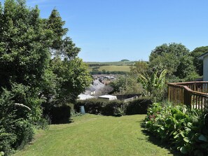 Rear lawned garden | Rockvale 2, 