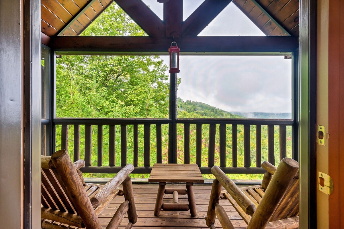 Mountain Views! Luxury 5-STAR Cabin! Hot Tub & Private Hiking