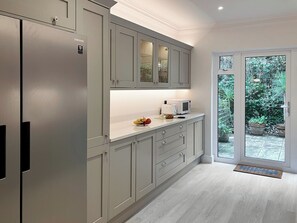 Well equipped kitchen | St Elmo Court 7, Salcombe