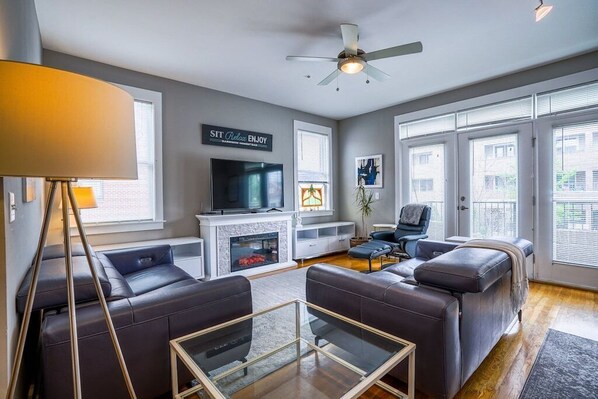 Bright & Airy, the living room is furnished with new leather recliners & smartTV