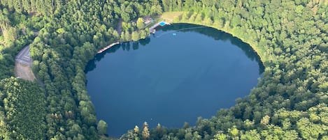 5*****Fewo in der einzigen Immobilie am Vulkankratersee- idyllisch doch Stadtnah