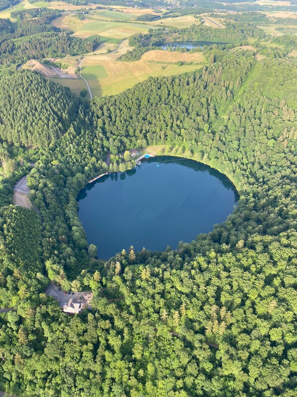 5*****Fewo in der einzigen Immobilie am Vulkankratersee- idyllisch doch Stadtnah