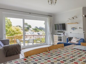 Comfortably furnished sitting and dining room with sliding patio doors | Rockvale 1, 