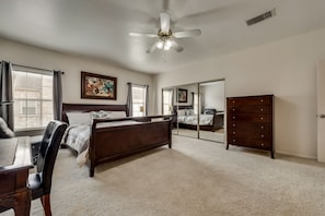 Primary Master Suite
*King Bed
*Extra Queen Mattress
*Full Bath/Jacuzzi
*SMT 4K