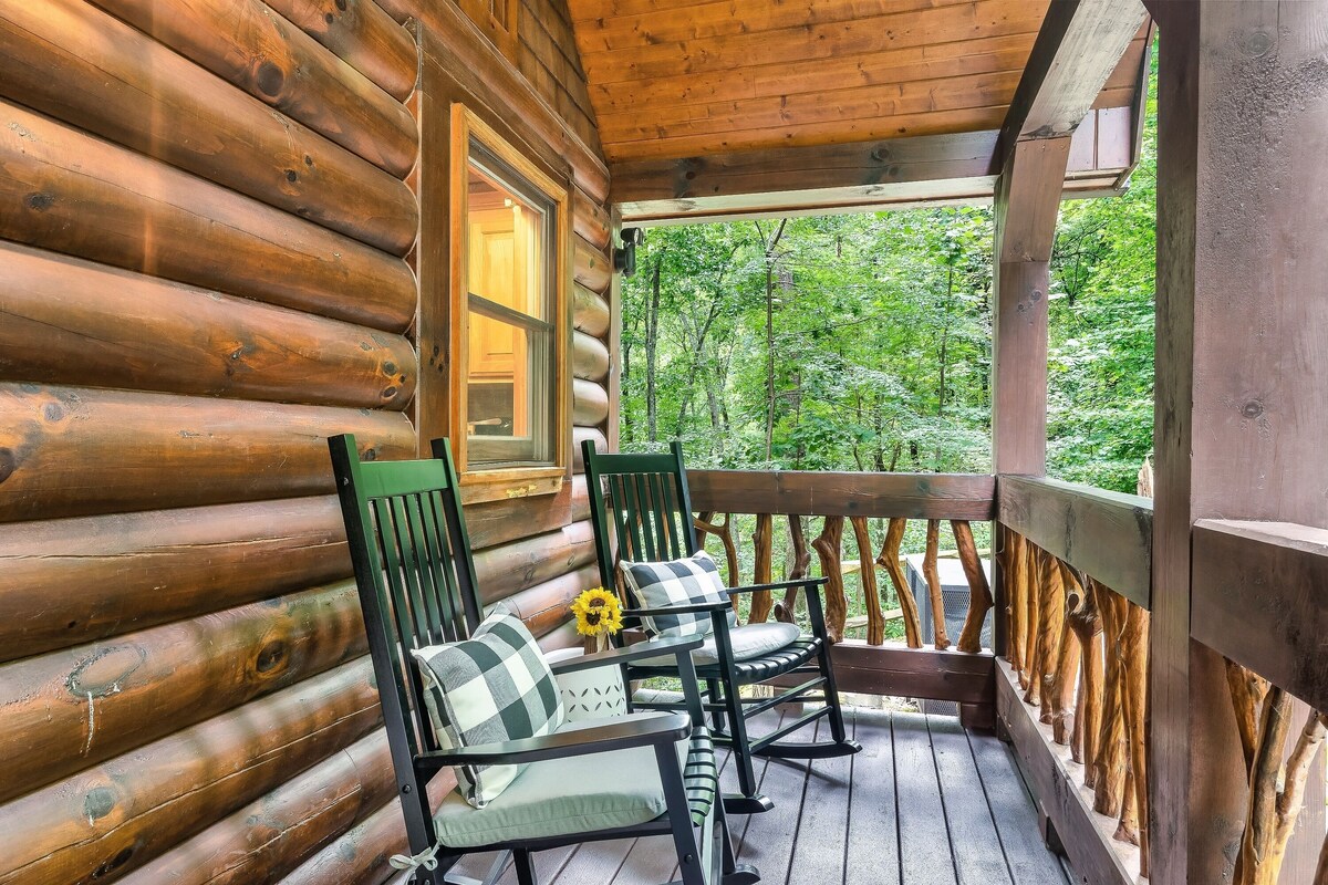 Secluded Cabin w/ Hot Tub, Minutes to Smoky Mtn NP