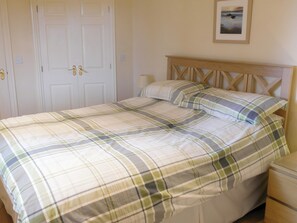 Double bedroom | Woodpecker Cabin, Bridlington Links, Sewerby, Bridlington