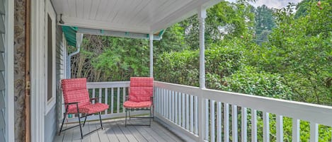 Sylva Vacation Rental | 2BR | 1BA | 700 Sq Ft | Stairs Required to Access