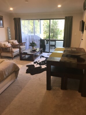 Dining / lounge area