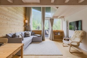 Salle de séjour avec canapé-lit confortable