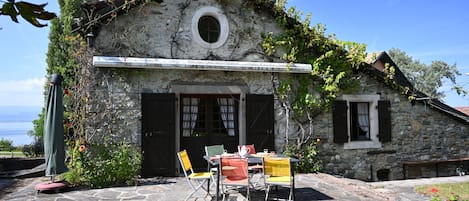 Façade côté jardin, avec le lac Léman à gauche (à 50m de la maison)