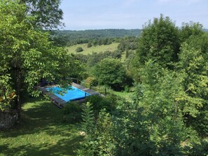 Détente, confort, la piscine chauffée est nichée dans un environnement luxuriant