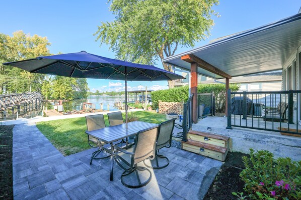 Recently renovated waterfront 3 bed / 2 bath lake house for the perfect trip.