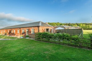 Coot Cottage shared gardens at Cranmer