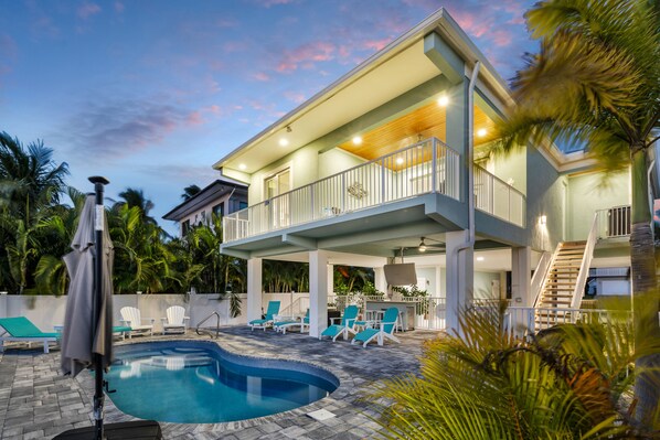 Great lighting outdoors for entertaining in the evening.