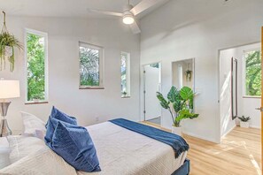 Queen bed, ensuite full bathroom, plenty of closet space.