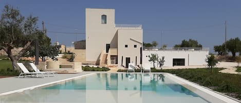 Vigne Bianche Farmhouse: the property seen from the pool area