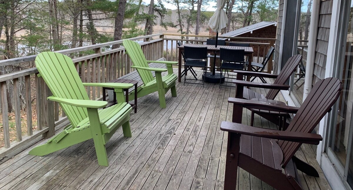 Charming cottage tucked away in the woods, convenient to ponds, town, ocean