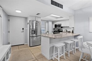Breakfast Bar and Dining Area