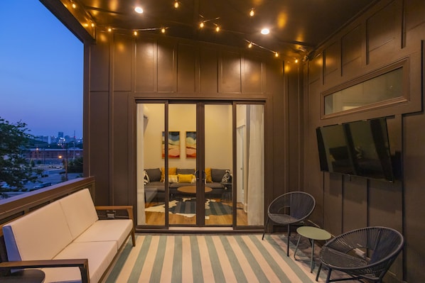 Unwind under a breathtaking Nashville sunset from the private roof deck!