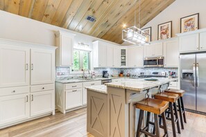 Kitchen | Drip Coffee Maker | Dishwasher | Cooking Utensils