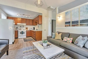 Beautiful Canyon Rim Apt Family room and kitchen