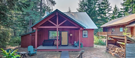Cle Elum Vacation Rental | 1BR | 1BA | 2 Stories | 850 Sq Ft | Stairs Required