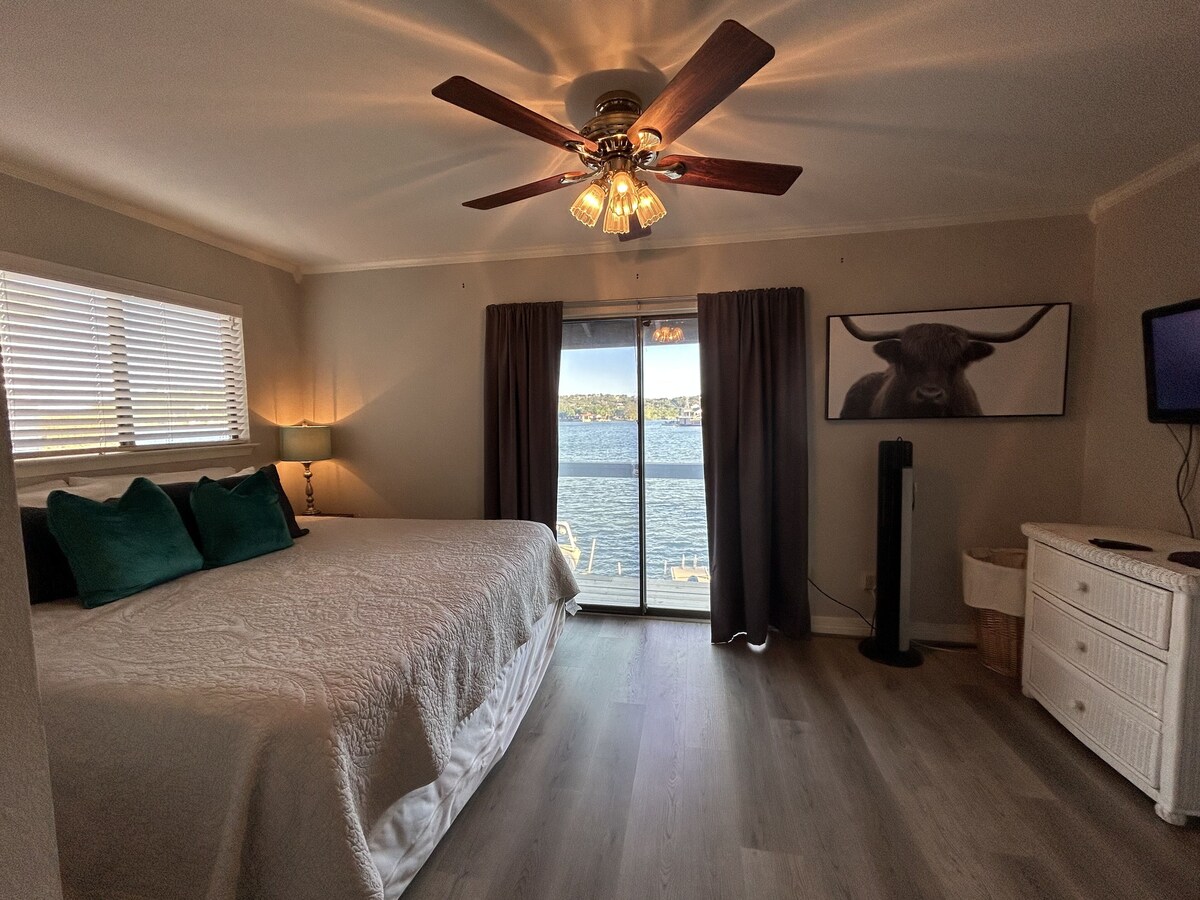 Sunny Lakefront Home with Lake View, Fast WiFi, Central AC, Loft, and Gas Grill