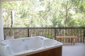 Outdoor spa tub